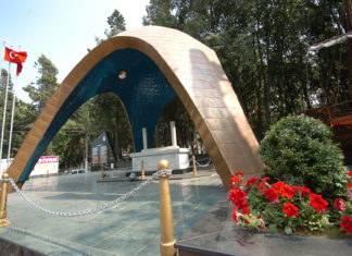 Karamürsel Alp Anıt Mezarı