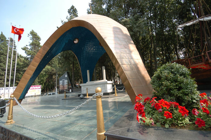 Karamürsel Alp Anıt Mezarı